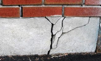 1)  Дом  из пустых  бутылок.. если их  не закрывать то через  щели и микротрещины  в ветреную погоду вой  будет стоять  эпичный !
 А если  закрывать и похолодает.. они схлопываться  начнут и сминаться за счёт уменьшения обьёма воздуха  внутри.  Треск будет стоять !!! Как в  цеху.

2) Дом  где  в бутылках песок  - должен иметь  весьма  не кислый фундамент. Либо быстро  развалится. песок  адски  тяжёлый строй материал.