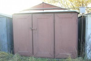 Девятка девяткой, а обратите внимание на сборные металлические гаражи. Такие были по всему СССР, у моего деда такой был. На мой взгляд, на редкость удачное изделие. У нас все дрочат на "изобилие рыночной экономики", а ничего подобного я не вижу. По крайней мере, в нашем городе.