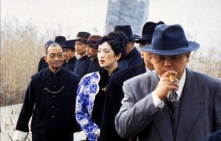 В этой шляпе он похож на авторитета из триады.