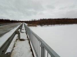 До дождя еще далеко, в Салехарде - 10 как и у меня в городе (немного южнее), та и вообще у нас еще зима идет полным ходом :)
Глубину снега можно определить по машинам которые стоят на "земле" :)