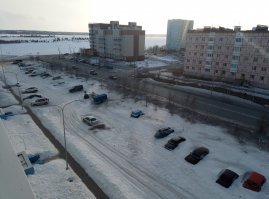 До дождя еще далеко, в Салехарде - 10 как и у меня в городе (немного южнее), та и вообще у нас еще зима идет полным ходом :)
Глубину снега можно определить по машинам которые стоят на "земле" :)