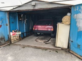 > Типичный антураж для подобных находок

Типичный? Да тут весьма чистенько!