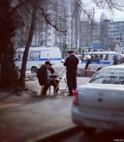 Почитал комменты... Дедушку жалеют. "Дедушка молочко продает, а к нему наряд приехал!". Душещипательная картина! 



Блин....Какие же наивные люди. Вы всему что всякие клоуны сюда постят верите? ...Блин, ну волнует тема, так проверь откуда фотка и что на ней происходит... Ну нееееет... Мы лучше начнем кричать, что это "ПУ виноват, что Рашка дерьмо, менты козлы".... Я не спорю, среди ментов есть уроды моральные, но к чему эта фотка? 

По сути: 
13 апреля 2019 года примерно в 14:20 в салоне МТС по адресу г. Волронеж ул. Лизюкова д 56 было совершено нападение на продавца и похищен телефон Самсунг Гэлакси А6. Дет этот ПОСТОЯННО сидит около магазина. К нему подошел опер снять показания на тему что он видел. ВСЁ! Записали показания и ушли. А дед как сидел со своим молоком так и остался сидеть... 

Ну нееет... Такое развитие сюжета не интересно. Тут ментов не обосрешь. Надо написать, что "дедушку арестовали за баночку молочка" ...