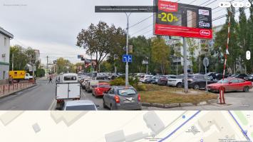 Всё верно на этом перекрёстке стрелка направо загорается секунд на 10 раньше,но на Митсубиси баран ещё и потому, что на этом перекрестке с его ряда разрешён поворот только налево