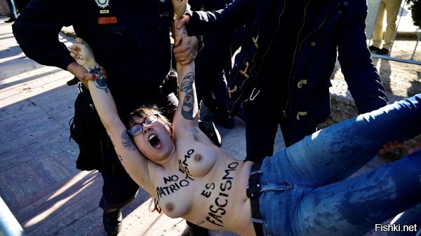 Испанские феминистки вышли с голой грудью против националистов