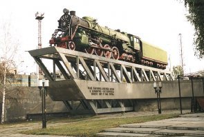 Единственный в мире сохранившийся экземпляр скоростного довоенного советского паровоза ФДп 20-578 (ИС). Разработанный в 1932 г. магистральный паровоз ИС (Иосиф Сталин) стал самым мощным на тот момент пассажирским паровозом в Европе, за что получил Гран-при на Всемирной парижской выставке (1937 г.). Первые паровозы ИС обслуживали дальние пассажирские поезда "Красная стрел" на маршруте Москва - Ленинград, затем работали на таких важных направлениях, как: Москва - Курск - Харьков - Синельниково, Харьков - Минеральные Воды, Москва - Смоленск - Минск и др. Вл время войны большинство паровозов ИС перебросили в восточные районы СССР. В нач. 1960-х гг., в период борьбы с культом личности Сталина, обозначение серии сменилось на ФДп. Тогда же, с переходом на дизельную и электрическую тягу, начался закат эпохи паровозов. Большинство из них утилизировали в 1970-х гг. Экземпляр, установленный на постаменте у входа в локомотивное депо, неподалеку от Южного вокзала в Киеве, был сохранен по инициативе начальника Юго-Западной железной дороги П. Кривоноса.