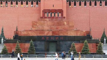 Через год.