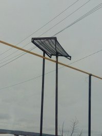 Это защита газопровода от падения электропровода.