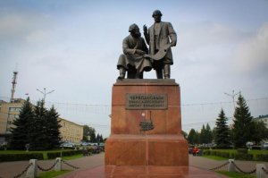 Нижний Тагил. Паровоз Черепановых (макет ). Памятник создателям первого паровоза в России.