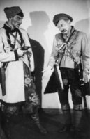 Фильм снят по оперетте 1936 года.
Оперетту написал украинский драматург Леонид Аронович Юхвид на украинском языке. Музыку к ней создал украинский скрипач и композитор Алексей Пантелеевич Рябов.
В самом начале работы Юхвид показал первые наброски художественному руководителю и ведущему актёру Московского Театра Оперетты Григорию Марковичу Ярону. Одессит Ярон проникся, и привлёк к работе композитора Бориса Александровича Александрова (в те годы - дирижёр и заведующий музыкальной частью Центрального театра Красной армии, преподаватель Московской Консерватории) и драматурга-либреттиста Виктора Яковлевича Типота, коренного одессита, сооснователя Московского Театра Миниатюр и автора текстов скетчей к множеству эстрадных "номеров".
В результате такого сотрудничества оперетта была дописана ударными темпами и поставлена практически одновременно в Москве на русском языке и с музыкой Александрова, и в Харькове на украинском и с музыкой Рябова.
Виктор Яковлевич Типот скончался в 1960 году, поэтому сценарий к фильму 1967 года Юхвид писал водиночку.


На московской премьере роль Попандопуло играл сам Ярон.


После премьеры: сидят Арон и руководитель оркестра Красной Армии А.В.Александров, отец Б.А. Александрова. Сам Б.А. Александров стоит по центру. Слева от него, видимо, В.Я.Типот, справа - возможно Д.А.Юхвид и А.П.Рябов. Насчёт пятого у меня нет даже догадок.

А теперь - байка на грани анекдота.
Когда начали снимать фильм, кто-то из функционеров обратил внимание, что Михаил Григорьевич Водяной в роли Попандопулы подозрительно похож на Ивана Дмитриевича Папанина.

Всё бы ничего, мало ли кто на кого похож, но фамилия деда Папанина была Пападопулос, Папаниным он стал, когда переехал в Россию и поступил матросом в Российский флот. Да и партизанская биография Папанина могла способствовать возникновению ненужных ассоциаций.
Александрову пришлось организовать просмотр Папаниным кусочков снятого материала. Папанин ржал, как мальчишка, и все претензии были сняты. Иван Дмитриевич даже подсказал харьковчанину Водяному кое-какие повадки типичных одесских припортовых жуликов.