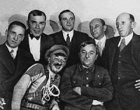 Фильм снят по оперетте 1936 года.
Оперетту написал украинский драматург Леонид Аронович Юхвид на украинском языке. Музыку к ней создал украинский скрипач и композитор Алексей Пантелеевич Рябов.
В самом начале работы Юхвид показал первые наброски художественному руководителю и ведущему актёру Московского Театра Оперетты Григорию Марковичу Ярону. Одессит Ярон проникся, и привлёк к работе композитора Бориса Александровича Александрова (в те годы - дирижёр и заведующий музыкальной частью Центрального театра Красной армии, преподаватель Московской Консерватории) и драматурга-либреттиста Виктора Яковлевича Типота, коренного одессита, сооснователя Московского Театра Миниатюр и автора текстов скетчей к множеству эстрадных "номеров".
В результате такого сотрудничества оперетта была дописана ударными темпами и поставлена практически одновременно в Москве на русском языке и с музыкой Александрова, и в Харькове на украинском и с музыкой Рябова.
Виктор Яковлевич Типот скончался в 1960 году, поэтому сценарий к фильму 1967 года Юхвид писал водиночку.


На московской премьере роль Попандопуло играл сам Ярон.


После премьеры: сидят Арон и руководитель оркестра Красной Армии А.В.Александров, отец Б.А. Александрова. Сам Б.А. Александров стоит по центру. Слева от него, видимо, В.Я.Типот, справа - возможно Д.А.Юхвид и А.П.Рябов. Насчёт пятого у меня нет даже догадок.

А теперь - байка на грани анекдота.
Когда начали снимать фильм, кто-то из функционеров обратил внимание, что Михаил Григорьевич Водяной в роли Попандопулы подозрительно похож на Ивана Дмитриевича Папанина.

Всё бы ничего, мало ли кто на кого похож, но фамилия деда Папанина была Пападопулос, Папаниным он стал, когда переехал в Россию и поступил матросом в Российский флот. Да и партизанская биография Папанина могла способствовать возникновению ненужных ассоциаций.
Александрову пришлось организовать просмотр Папаниным кусочков снятого материала. Папанин ржал, как мальчишка, и все претензии были сняты. Иван Дмитриевич даже подсказал харьковчанину Водяному кое-какие повадки типичных одесских припортовых жуликов.