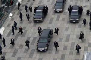 "Бегущие молодые люди рядом с лимузином   новый тренд, заданный лидером КНДР. Необычную сцену засняли в Якутии."
Ппц. Тиран нации корейцев!!!
Толи дело в США