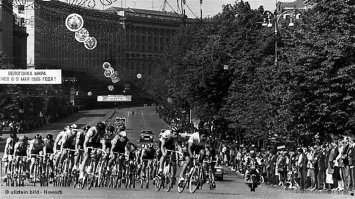 Первомайский демонстрация в Киеве в 1986 г. Ничего не подозревающие люди с детьми. Прошло всего 4 дня. Спортивное мероприятие тоже не отменили.