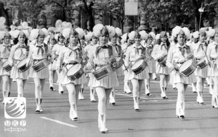 Первомайский демонстрация в Киеве в 1986 г. Ничего не подозревающие люди с детьми. Прошло всего 4 дня. Спортивное мероприятие тоже не отменили.