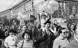 Первомайский демонстрация в Киеве в 1986 г. Ничего не подозревающие люди с детьми. Прошло всего 4 дня. Спортивное мероприятие тоже не отменили.