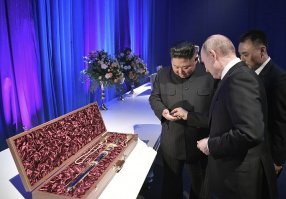 Еще Путин Киму шашку подарил. ;)