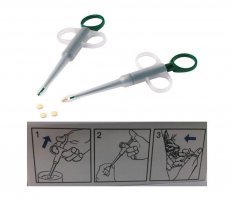 Взять на ручки, держать нежно, таблетку дать быстро, погладить горло, похвалить.