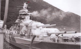 История никого ничему не учит.
Судя по габаритам и мощи сего чудо-корабля, вполне вероятно повторение истории немецкого линкора "Тирпиц"- огромный мощнейший корабль, а почти всю Вторую Мировую простоял (проочковал) во фиордах Норвегии, потому что был бесполезен против "мелких" целей. И защиты от них у него не было (авианосцев прикрытия не было в нужном количестве). Зато нагрузка на бюджет Германии при его создании была просто колоссальная. 

Интересно, кто будет прикрывать эту махину на боевом дежурстве?