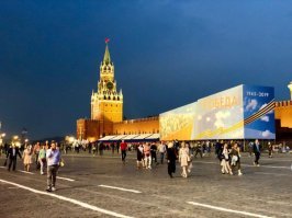 Мавзолейку скрыли. Стыдно, видимо.