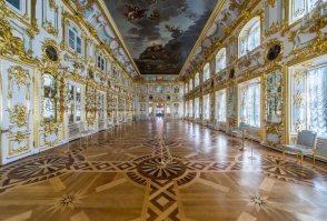 А вот наборный паркет из разных пород дерева в Петергофе. Сложность исполнения и художественный уровень несравнимы.