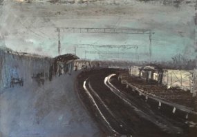 дорога уходит вправо, а электрические подвесы прямо в лес