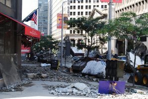 Всё это сказка рассчитанная для детей младшего и среднего школьного возраста про фантастическую команду, так называемых защитников мира.
 Цитата из вики:
 "Американский художественный фильм о супергероях с элементами комедии режиссёра Джосса Уидона, основанный на одноимённых комиксах издательства Marvel Comics".
 И ещё:
 "Впервые о планах по разработке фильма о Мстителях сообщил генеральный директор Marvel Studios Ави Арад в апреле 2005 года, когда Marvel получили кредит от банка Merrill Lynch в размере 525 млн долларов".
 И сюрприз: Фотоматериалы со съёмок заключительной битвы в Кливленде и Нью-Йорке.