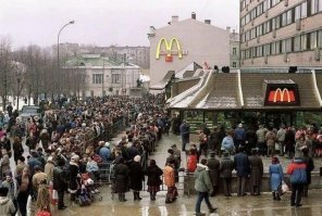 почему меня всегда позорят вот такие люди...не стаю в таких позорных очередях никогда и ни где.голодьба прям булки с котлетой не видели.