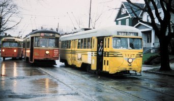 Некое пояснение. Это фуникулёр был создан для подъёма трамваев, и прочего транспорта. Последний фуникулёр закрылся в 1948 году из-за коррозии металлоконструкций. У трамваев по две штанги, как у троллейбусов. Трамваи с троллейбусами ходили по одной сети. (кликабельно)