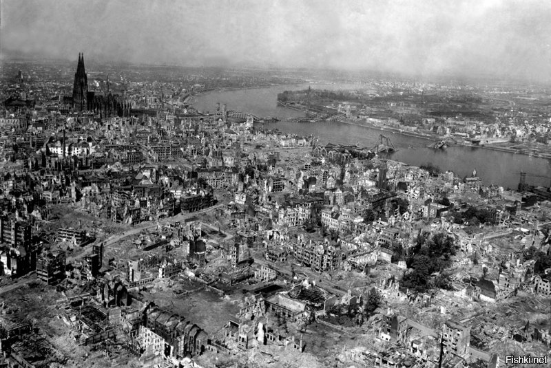 Вот тут не сама ошибка смутила, как фото. Дрезден в 45-м выглядел вот так. После массированной бомбардировки союзников.