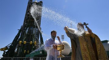 Не за что, но в нем нет ничего уникального, так все происходит  много тысяч лет, на осколках одной религии возводят новую, разрешая людям приносить привычные жертвы и совершать старые обряды, только уже новому богу, старые заветы переписываются на новые, при первых запусках ракет в космос, священники всего мира совершали самоубийства, говорили о конце света и Вавилонской башне, предавали инженеров анафеме и говорили о конце света, сейчас уже они успокоились, вместе решили что бог находится не на небесах а где-то в центре галактики  и стали освещать ракеты за большие бабки, так что как говорил один парень"и все-таки она вертится"
