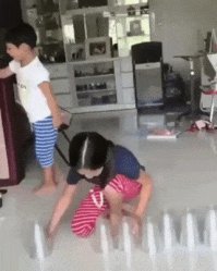 Ну стаканчики ладно. Вы мне расскажите как шарик с пола прыгает мальчику в руку