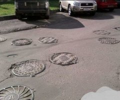 Да похоже крышки просто с грузовика рассыпались :)