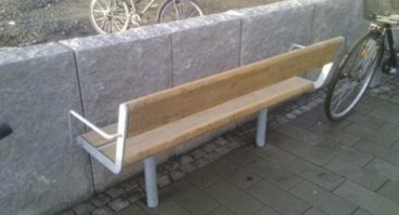 Ну тут довольно очевидно что кто-то просто достал скамейку из земли и повернул ее на 180 градусов.