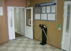 Не, ну вот тут, скорее всего, исполнение идиотских законов. Просто как пример - школа. Так вот. Не знаю, это у нас в регионе такой идиотизм, или по всей стране, но когда приходят ФСБшники или МВД-шники с проверкой на антитеррористическую угрозу - они требуют турникет. А пожарные, когда приходят, первым делом спрашивают - а есть ли турникет? И если есть - ставят "минус", и пофиг, что у этого турникета лапы или как они там, опускаются и ничему не препятствуют... И у навс в некоторых заведениях именно так и сделано - Вам турникет надо? Нате! Вам не надо? Дык он ничего и не загораживает!