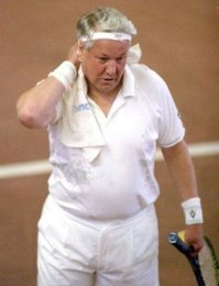 5. Акихито играл в теннис с Джорджем Бушем-старшим

Сразу видно великого человека. Очень многие великие личности любили теннис. Вон и Беня-бухарик с удовольствием гонял мячик в Москве. Правда, с Бушем-папой он ни разу не сыграл.