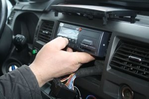 Зачем придумывать? хочешь работать в такси - ставь тахограф, по закону это и так должно делаться, есть нормативы нахождения за рулём, 4,5 часа, перерыв не менее 45 минут и ещё 4,5 часа,и всё, ни каких 12 или 24 часовых смен не может быть вообще. ............................... Согласно статье 20 Закона 196-ФЗ от 10.12.1995 «О безопасности дорожного движения» (с изменениями от 26.07.2017) юридические лица и индивидуальные предприниматели, которые осуществляют на территории РФ деятельность, связанную с эксплуатацией автотранспортных средств, должны оснащать машины техническими средствами контроля, которые обеспечивают непрерывную, некорректируемую регистрацию сведений о скорости и маршруте движения ТС, а также режиме труда и отдыха водителей ТС.