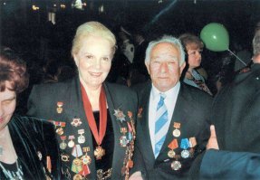 Если вспомнить старых советских актеров, так из них многие не просто в армии служили, а и воевали, как Смирнов и Этуш: