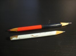 "Копир". С одной стороны красный, с другой синий. Где там графит?