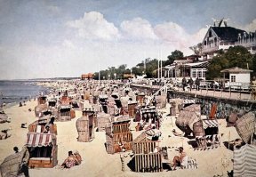 В дополнение к моему комменту выше о городе Зеленоградске, в котором живу. До войны бы Кранц. Боёв не было.
1. Площадь. Здание красного кирпича-Почтамт.
2. Набережная Кранца.
3. Набережная.
4. Пляж и отдыхающие.