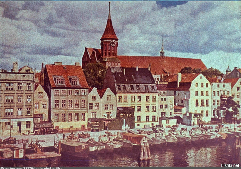 По всей Европе каток войны прокатился и порушил великолепные города. Хорошо что сохранились изображения. Они хранят историю и красоту. Вот несколько фото города Кёнигсберга, сильно пострадавшего во время войны и трансформировавшийся в Калининград. 
1. Королевский замок. Сильно пострадал от бомбардировок и окончательно снесён в 1967 году.
2. Внутренний двор замка.
3. Кафедральный собор. Отреставрирован, сейчас музей.
4 Королевские ворота. Отреставрированы, сейчас музей.
5.Остров Кнайпхоф. За домами виден собор. Сейчас остров Канта. Строений нет никаких кроме собора.
6.Остров с другой стороны.
7. Вид на биржу. Отреставрирована, расположен музей изобразительных искусств.