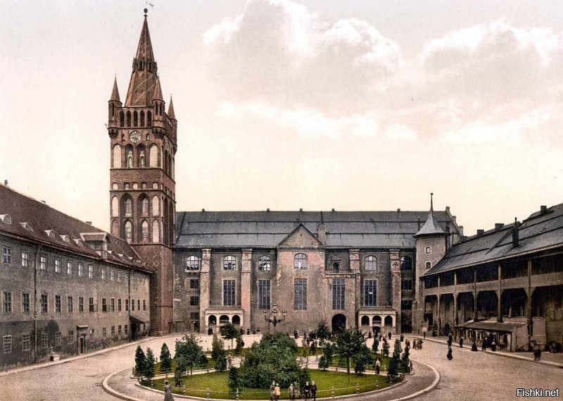 По всей Европе каток войны прокатился и порушил великолепные города. Хорошо что сохранились изображения. Они хранят историю и красоту. Вот несколько фото города Кёнигсберга, сильно пострадавшего во время войны и трансформировавшийся в Калининград. 
1. Королевский замок. Сильно пострадал от бомбардировок и окончательно снесён в 1967 году.
2. Внутренний двор замка.
3. Кафедральный собор. Отреставрирован, сейчас музей.
4 Королевские ворота. Отреставрированы, сейчас музей.
5.Остров Кнайпхоф. За домами виден собор. Сейчас остров Канта. Строений нет никаких кроме собора.
6.Остров с другой стороны.
7. Вид на биржу. Отреставрирована, расположен музей изобразительных искусств.