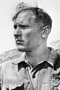 Василий Макарович Шукшин.
2 октября 1974 года Шукшин скоропостижно скончался в период съёмок фильма «Они сражались за Родину» на теплоходе «Дунай». Мёртвым его обнаружил его близкий друг Георгий Бурков. Причиной смерти стал инфаркт миокарда.