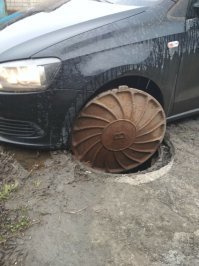 По спортивному диску видно,что это Bugatti.