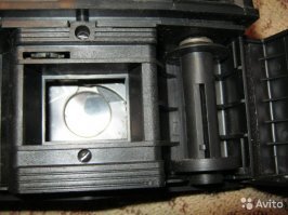 Перемотка плёнки отрабатывалась рулоном (не за отверстия перфорации)...
автор, ты ошибаешься, пленка протягивалась до фокусировочной рамки именно звездочкой, а потом подтягивалась на приемный рулон.
Именно звездочка осуществляла точность протяжки на один кадр