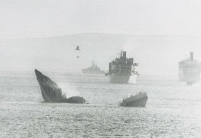 Только вот это уже фото гибели английского фрегата, если не ошибаюсь это HMS Antelope (стал жертвой атаки аргентинских штурмовиков)