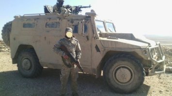 Наши в Сирии поступают ещё проще. Намачивают машину, и посыпают песком. Если надо что бы держалось крепче, то заменяют воду отработкой.