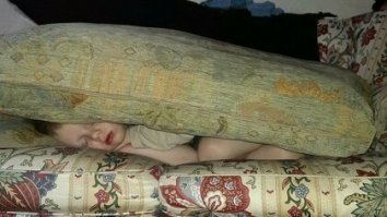 Бабуля одеяло простирала, укрыла кабачком:)