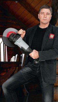 Ну тут то всё просто!"Болгарка" изначально является шлиф машиной!Достаточно поправить защитный кожух нормально,ну чтоб он прикрывал не левый бок а нижнюю часть диска,и тогда  машинку можно использовать как правшам,так и левшам,именно для левши на фото установлена ручка,которую можно в любой момент переставить на другую сторону:)Однако если её использовать для резки метала,то тут только правша справится:)