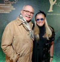 Жена Михалкова до сих пор следует этим указаниям про бант.