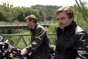 Напомнило.
Один уже "сгоревший в пожаре" для всех, другому еще три месяца осталось жить. Тоже укатывают "в закат", "Чтобы провести остаток дней, наслаждаясь жизнью, путешествуя..."